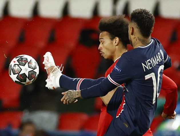 Fotbalista Bayernu Mnichov Leroy Sane v akci během odvetného čtvrtfinále Lugy mistrů proti PSG. V souboji je s Brazilcem Neymarem.