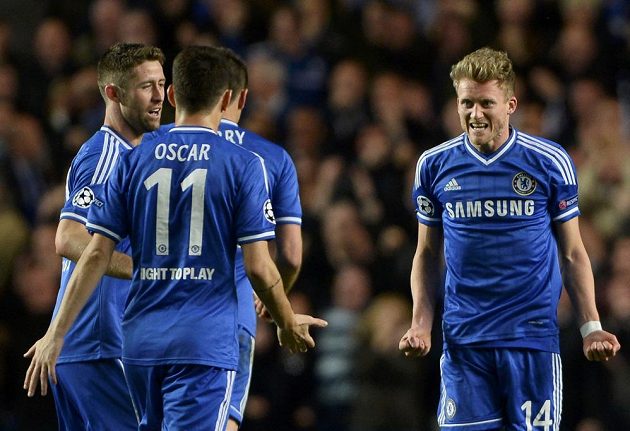 Útočník Chelsea Andre Schürrle (vpravo) se raduje z gólu proti PSG v odvetě Ligy mistrů.