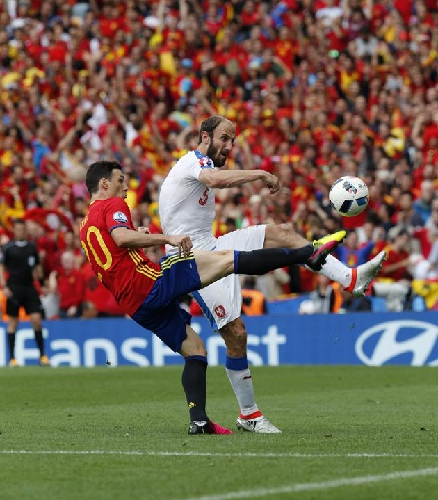 Obránce Roman Hubník a španělský reprezentant Aritz Aduriz v úvodním duelu českého mužstva na evropském šampionátu ve Francii.