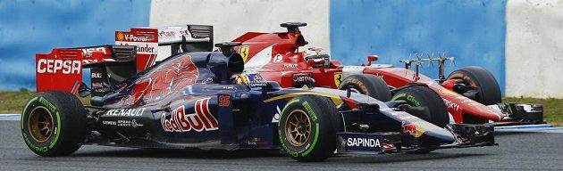 Vpředu Carlos Sainz junior, syn legendárního trojnásobného mistra světa v rallye, ze stáje Toro Rosso v souboji s Kimim Räikkönenem na ferrari.