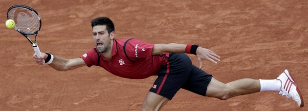 Srbský tenista Novak Djokovič během semifinálového zápasu French Open s Dominicem Thiemem z Rakouska.