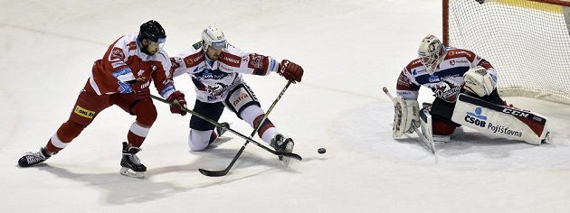 Zleva olomoucký útočník David Ostřížek a obránce Pardubic Jacob Cardwell bojují před brankářem Dynama Ondřejem Kacetlem.