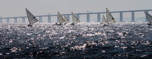 Jachtaři při tréninku v zátoce Guanabara v Rio de Janeiru, která bude hostit olympijskou regatu.