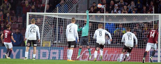 Bořek Dočkal ze Sparty (vlevo) neproměňuje penaltu v utkání s Plzní. Uprostřed brankář Matúš Kozáčik z Plzně.