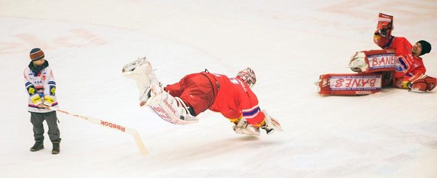 Českobudějovický brankář Jakub Kovář (druhý zleva) se raduje z vítězství nad Chomutovem.