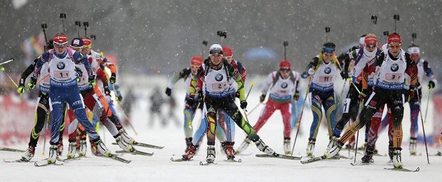 Česká biatlonistka Eva Puskarčíková (vpředu vlevo) v závodu štafet v německém Ruhpoldingu.