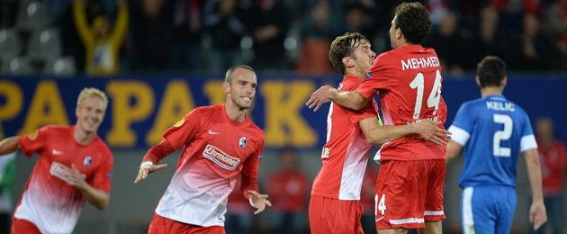 Julian Schuster (třetí zprava) se rauje se spoluhráči Mike Hankem, Pavlem Krmašem and Admirem Mehmedim z branky do sítě Liberce.