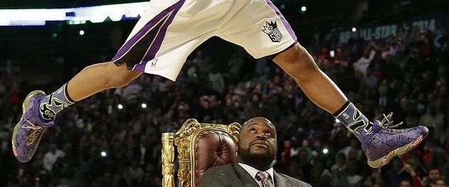 Ben McLemora ze Sacramenta skáče na koš přes dřívější hvězdu NBA a hosta Utkání hvězd NBA Shaquillea O'Neala.