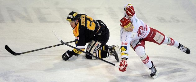 Ondřej Jurčík (vlevo) z Litvínova v souboji s třineckým forvardem Martinem Adamským.