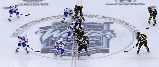 Úvodní buly v utkání Winter Classic 2016 vhozené mezi hokejky Tomáše Plekance (14) z Montrealu Canadiens a Patrice Bergerona (37) z Bostonu Bruins.