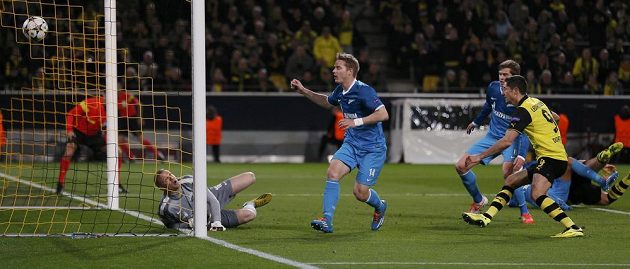 Sebastian Kehl (vpravo na zemi) z Borussie Dortmund střílí gól Zenitu Petrohrad.