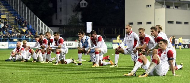 Fotbalisté Slavie se loučí se svými fanoušky po utkání ve Zlíně. Duel skončil nerozhodně 1:1.