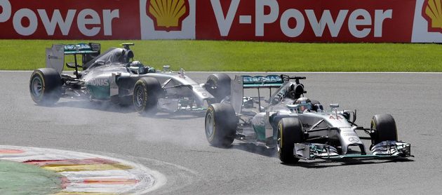 Piloti Mercedesu Lewis Hamilton (vpředu) a Nico Rosberg během Velké ceny Belgie.