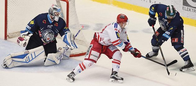 Zleva liberecký brankář Marek Schwarz, třinecký útočník Radim Matuš a obránce Bílých Tygrů Jan Výtisk.