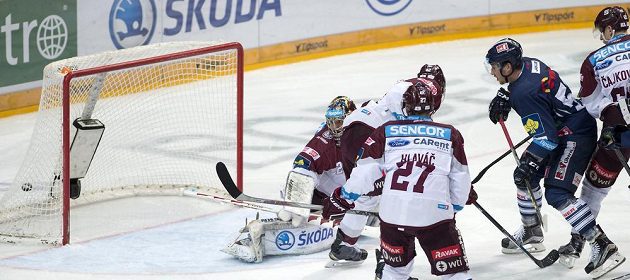 Útočník Liberce Jaroslav Vlach (druhý zprava) střílí gól. Zleva brankář Sparty Tomáš Pöpperle, útočník Jan Hlaváč a obránci Michal Barinka a Michal Čajkovský.