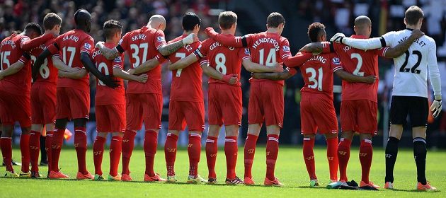 Fotbalisté Liverpoolu vzpomínají při minutě ticha na 96 obětí tragédie v Hillsborough.
