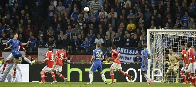 Branislav Ivanovič dává v nastavení finále Evropské lize proti Benfice vítězný gól.