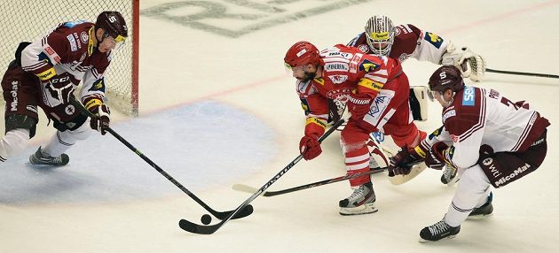 Třinecký Zbyněk Irgl mezi sparťanskou přesilou (zleva) Marek Ďaloga, brankář Filip Novotný a Daniel Přibyl.