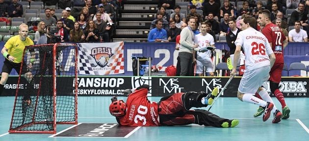 Vlevo je švýcarský brankář Pascal Meier, uprostřed Christoph Camenisch ze Švýcarska