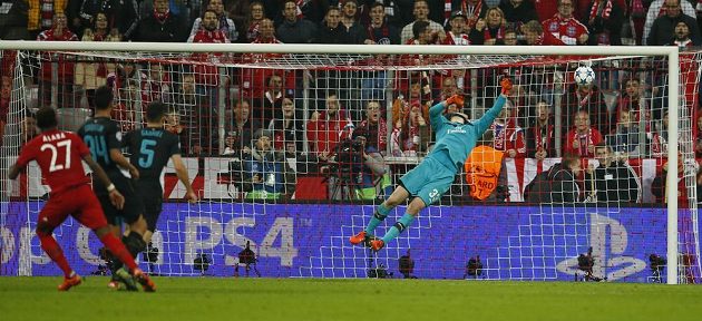 Gólman Arsenalu Petr Čech inkasuje po střele David Alaby z Bayernu Mnichov v Lize mistrů.