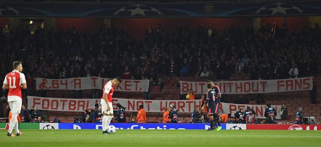 Protest fandů Bayernu proti cenám lístků na utkání na hřišti Arsenalu. Na tribuně si připravili transparent: 64 liber za lístek, ale fotbal bez diváků nestojí ani za penny.