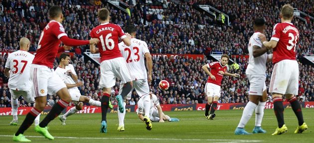 Defenzivního univerzála Daleyho Blinda nechala obrana Liverpoolu neobsazeného a zadák Manchesteru United toho využil ke vstřelení vedoucího gólu.