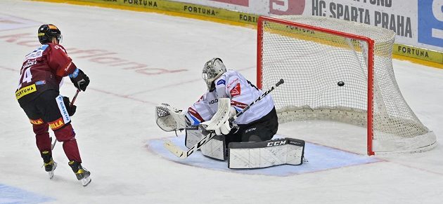 Jakub Konečný ze Sparty střílí gól. Vpravo je brankář Karlových Varů Vladislav Habal.