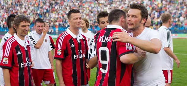 Marek Jankulovski se loučí se spoluhráči na hrišti. Zleva Petr Samec, Zdeněk Grygera, Václav Svěrkoš, Jaroslav Plašil, Milan Baroš Pavel Kuka a právě Marek Jankulovski.