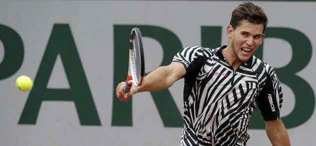 Rakouský tenista Dominic Thiem během semifinálového zápasu French Open s Novakem Djokovičem.