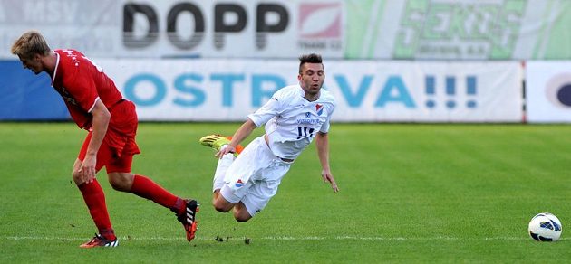 Obránce Zbrojovky Brno Jakub Jugas (vlevo) a záložník Baníku Davor Kukec v předehrávce 5. kola Synot ligy.