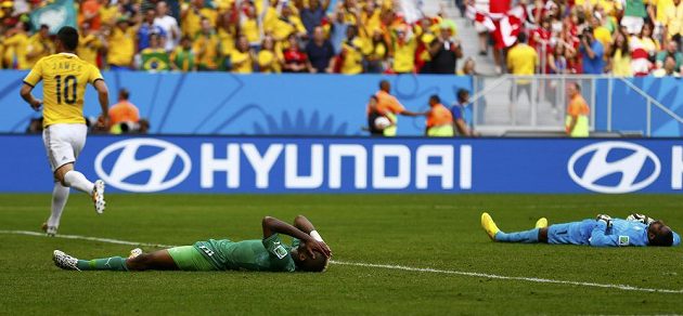 Geoffroy Serey Die (uprostřed) a brankář Boubacar Barry (vpravo) z Pobřeží slonoviny po druhém kolumbijském gólu, který dal Juan Quintero (není na snímku), vlevo je James Rodriguez.