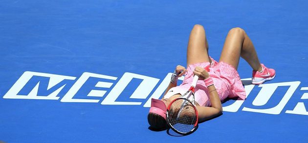 Česká tenistka Lucie Hradecká leží na kurtu během zápasu s Anou Ivanovičovou.