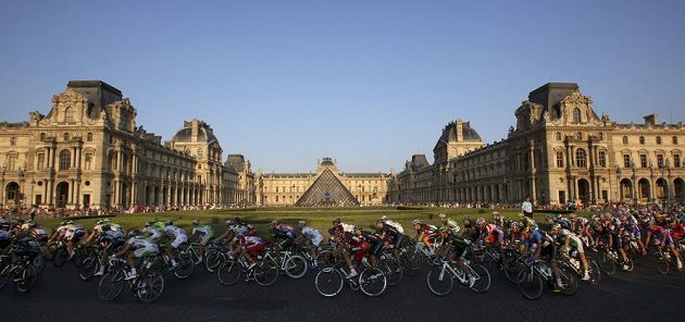 Cyklisté projíždějí kolem muzea Louvre v rámci poslední 21. etapy Tour de France.