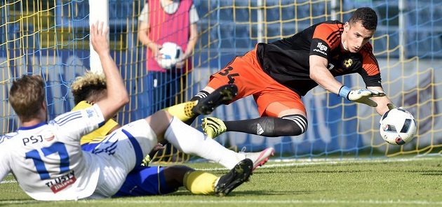 Brankář Matěj Rakovan z Jihlavy zasahuje po jednom z útoků Zlína. Vysočina vyhrála ligový zápas 3:0.