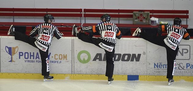 Rozcvičování rozhodčích před utkáním 11. kola baráže o hokejovou extraligu mezi HC Dukla Jihlava a HC Energie Karlovy Vary.