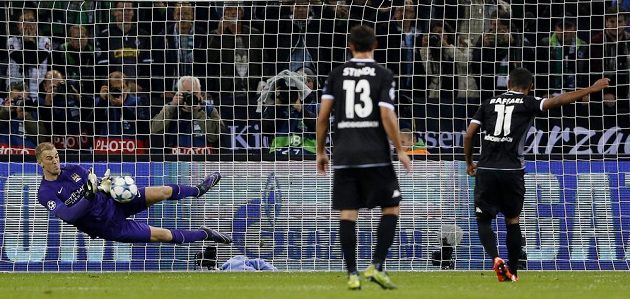 Brankář Manchesteru City Joe Hart chytá penaltu Raffaelovi z Mönchengladbachu v utkání Ligy mistrů.