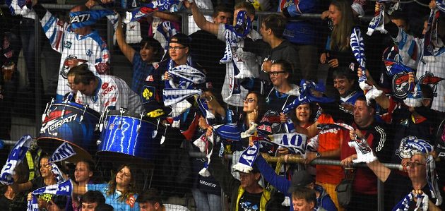Chomutovští fanoušci se radují z prvního gólu proti Olomouci, autorem byl Michal Poletín.