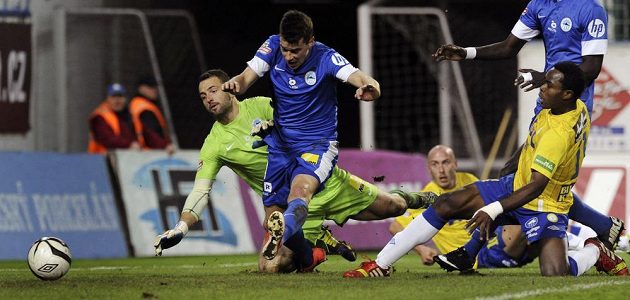 Střela teplického Eugenea Salamiho (vpravo) míří za záda libereckého brankáře Přemysla Kováře (vlevo).