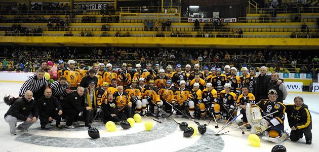 Exhibiční hokejové utkání k 70. výroční založení klubu v Litvínově - závěrečné foto obou týmů.