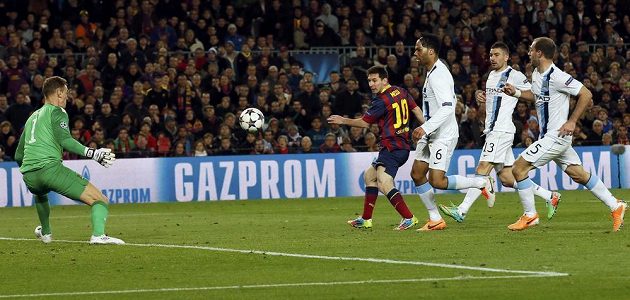 Lionel Messi (druhý zleva) z Barcelony překonává brankáře Manchesteru City Harta v odvetném osmifinálovém utkání Ligy mistrů.