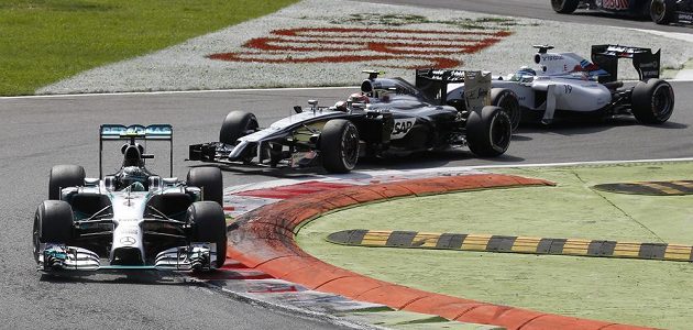 Mercedes Nica Rosberga pronásledovaný mclarenem Kevina Magnussena a williamsem Felipeho Massy.