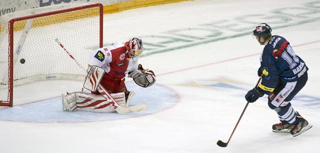 Liberecký útočník Martin Bartek (vpravo) překonává v samostatných nájezdech slávistického brankáře Adama Svobodu.