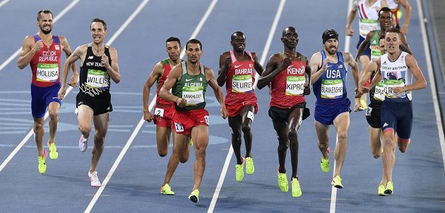 Český atlet Jakub Holuša (zcela vlevo) během semifinálového závodu na 1500 metrů.