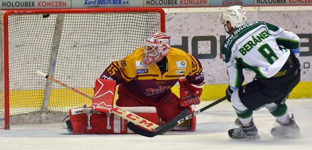 Karlovarský Ondřej Beránek střílí jihlavskému brankáři Miroslavu Svobodovi první gól utkání v 7. kole baráže.