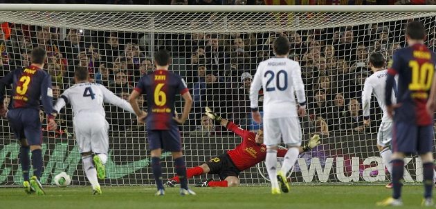 Brankář Barcelony José Manuel Pinto neměl proti penaltě Cristiana Ronalda nárok.