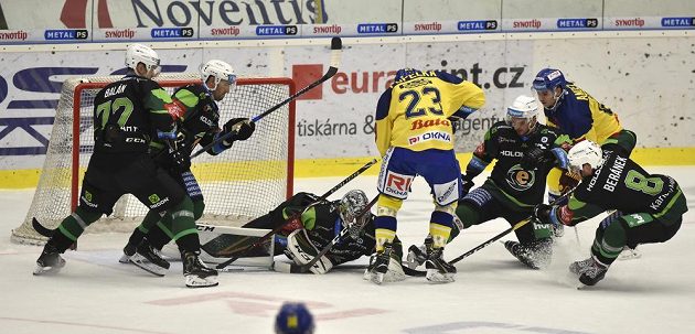Útočník Michal Popelka (uprostřed) ze Zlína před karlovarským brankářem Filipem Novotným.