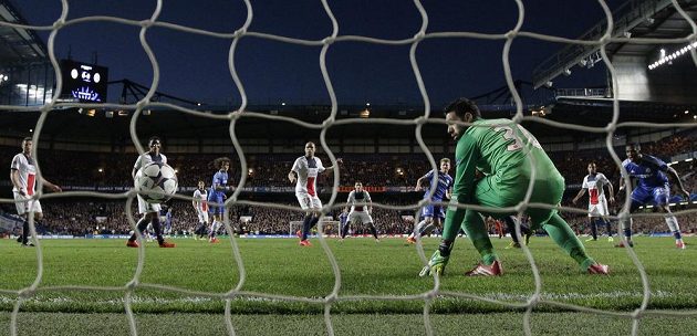 Útočník Andre Schürrle překonává gólmana PSG Salvatora Siriga vodvetě čtvrtfinále Ligy mistrů.