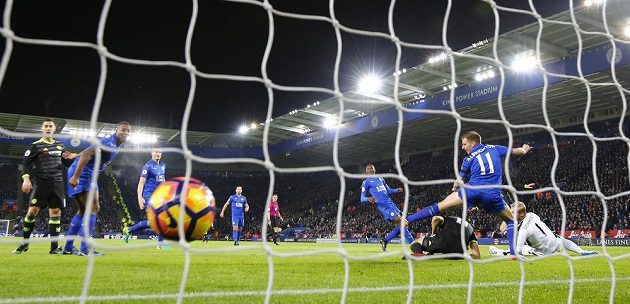 Míč se třepotá v sítí a Chelsea po střele Alonsa (není na snímku) vstřelila úvodní gól do sítě Leicesteru.
