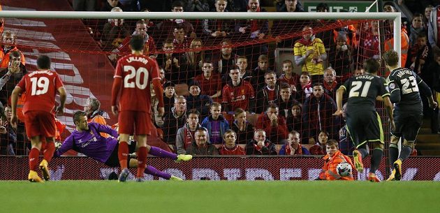 Patrick Bamford z Middlesbrough (zcela vpravo) překonává z pokutového kopu liverpoolského brankáře Simona Mignoleta a ve 127. minutě srovnává stav zápasu na 2:2.
