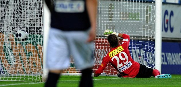 Brankář Slovácka Milan Heča inkasuje první branku od teplického Egona Vůcha (není na snímku).